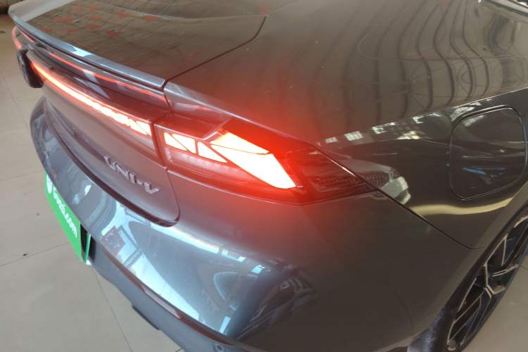 Used Changan UNI-V iDD 2024 Blue Whale Smart Electric iDD 136km ZhiKu Model
