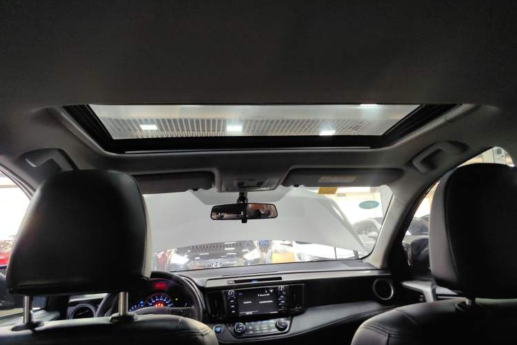 Used Toyota RAV4 2016 2.0L CVT Two-Wheel Drive Fashion Edition China V Standard