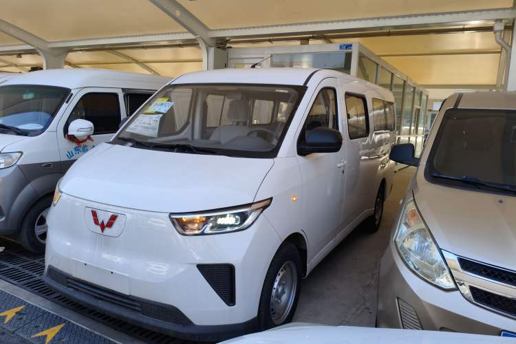 Used Wuling Yangguang 2024 300KM Comfort Version Passenger Van 75kW