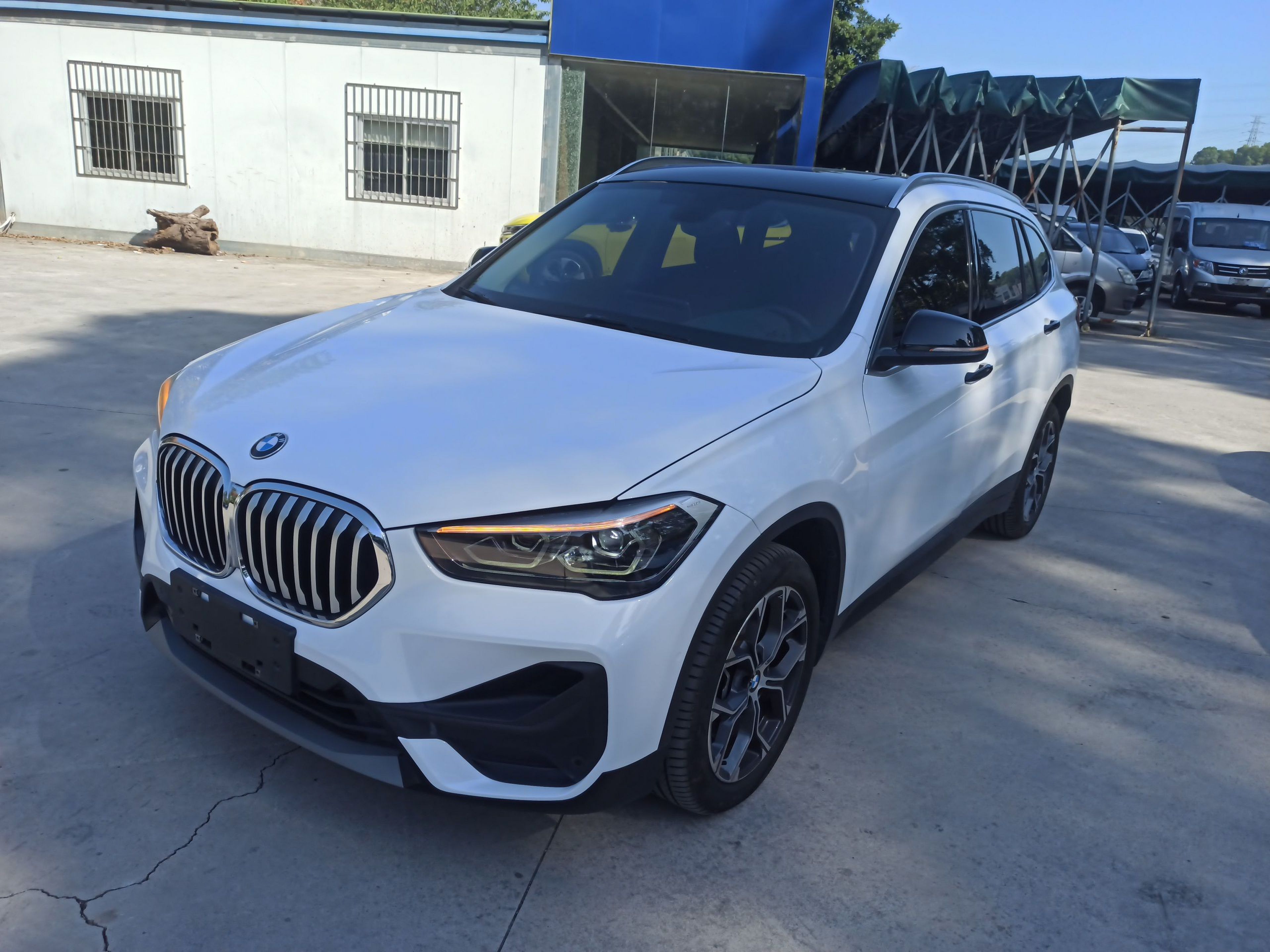 تحت مقدمة السيارة