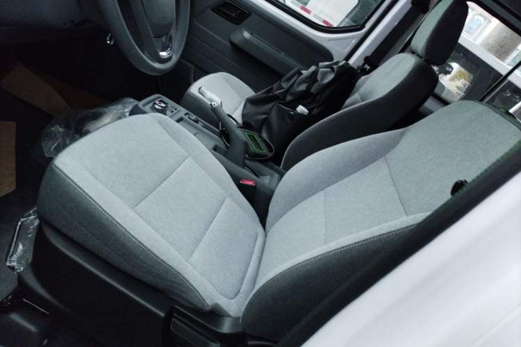 Used Wuling Yangguang 2024 300KM Comfort Version Passenger Van 75kW
