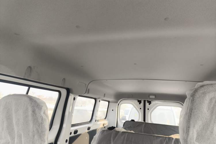 Used Wuling Yangguang 2024 300KM Comfort Version Passenger Van 75kW
