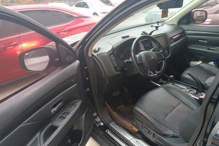 Used Mitsubishi Outlander 2017 2.0L Two-Wheel Drive Glory Edition 5 Seats
