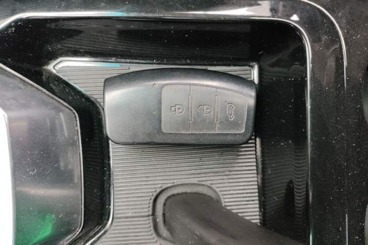 Used JMC Yusheng S350 2016 2.0T Automatic 2WD Gasoline Luxury Version with Sunroof 7 Seats
