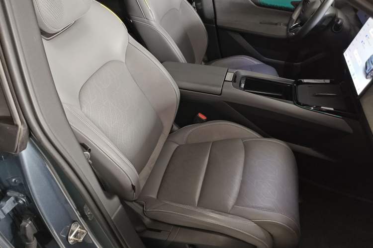 Used Lynk & Co 08 EM-P 2025 220 km All-Wheel-Drive Performance Halo
