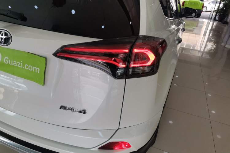 Used Toyota RAV4 2016 2.0L CVT Two-Wheel Drive Fashion Edition China V Standard
