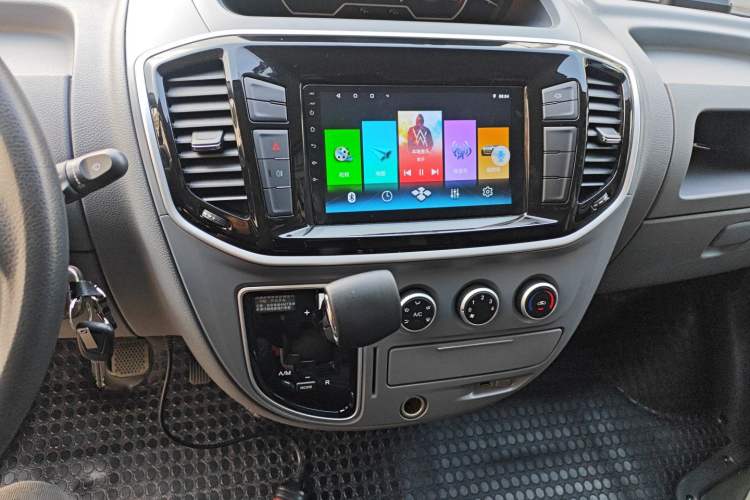 Used SAIC MAXUS Xintu V80 2023 2.0T AMT Classic Aoyuntong Short Wheelbase Ultra-Low Roof 5/6-Seater