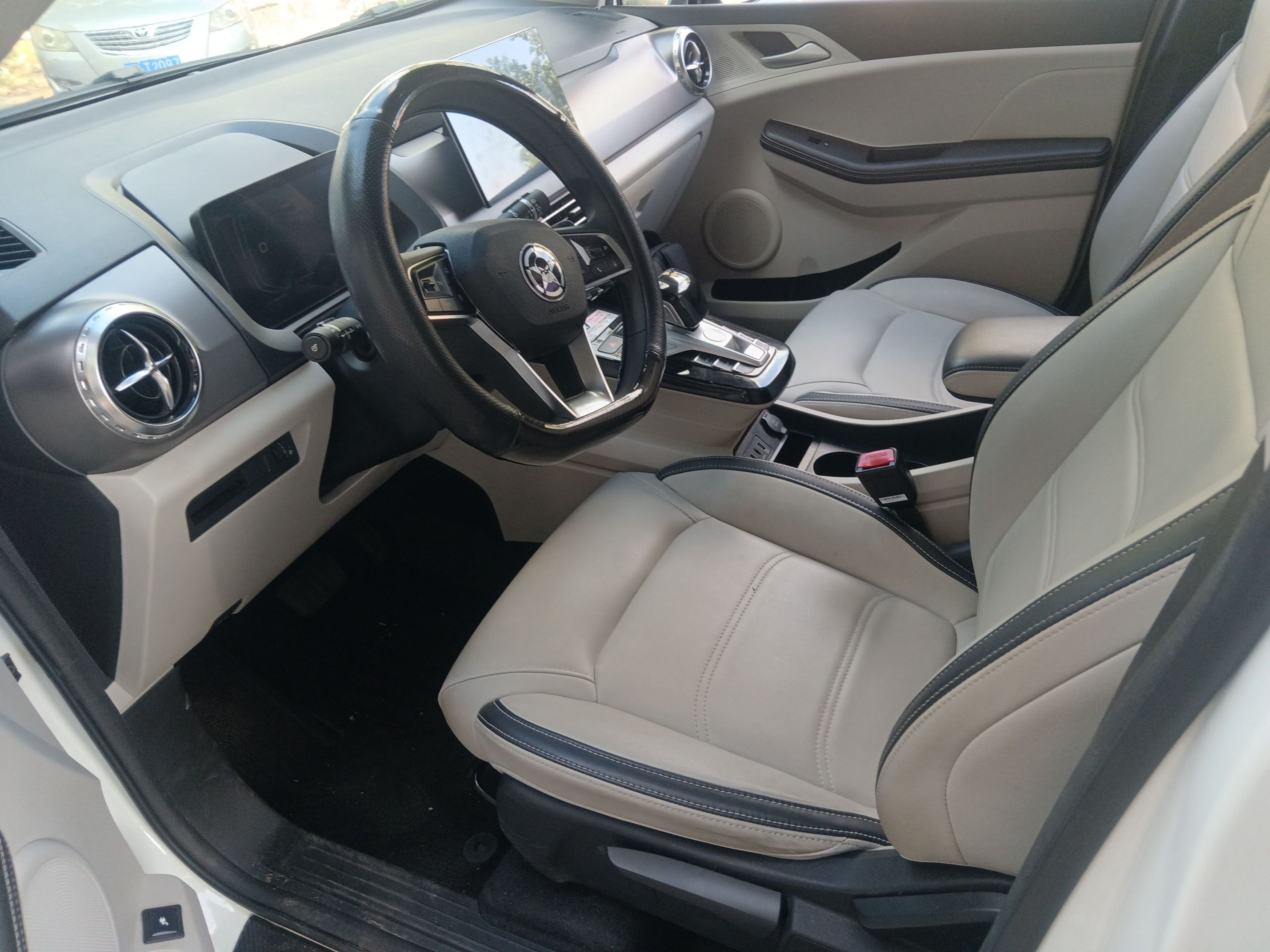 المقاعد الأمامية داخل السيارة