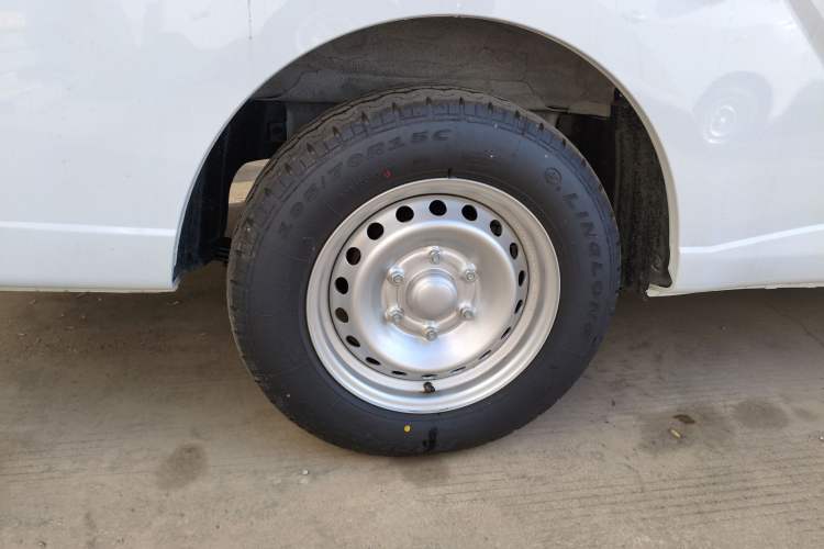 Used Wuling Yangguang 2024 300KM Comfort Version Passenger Van 75kW
