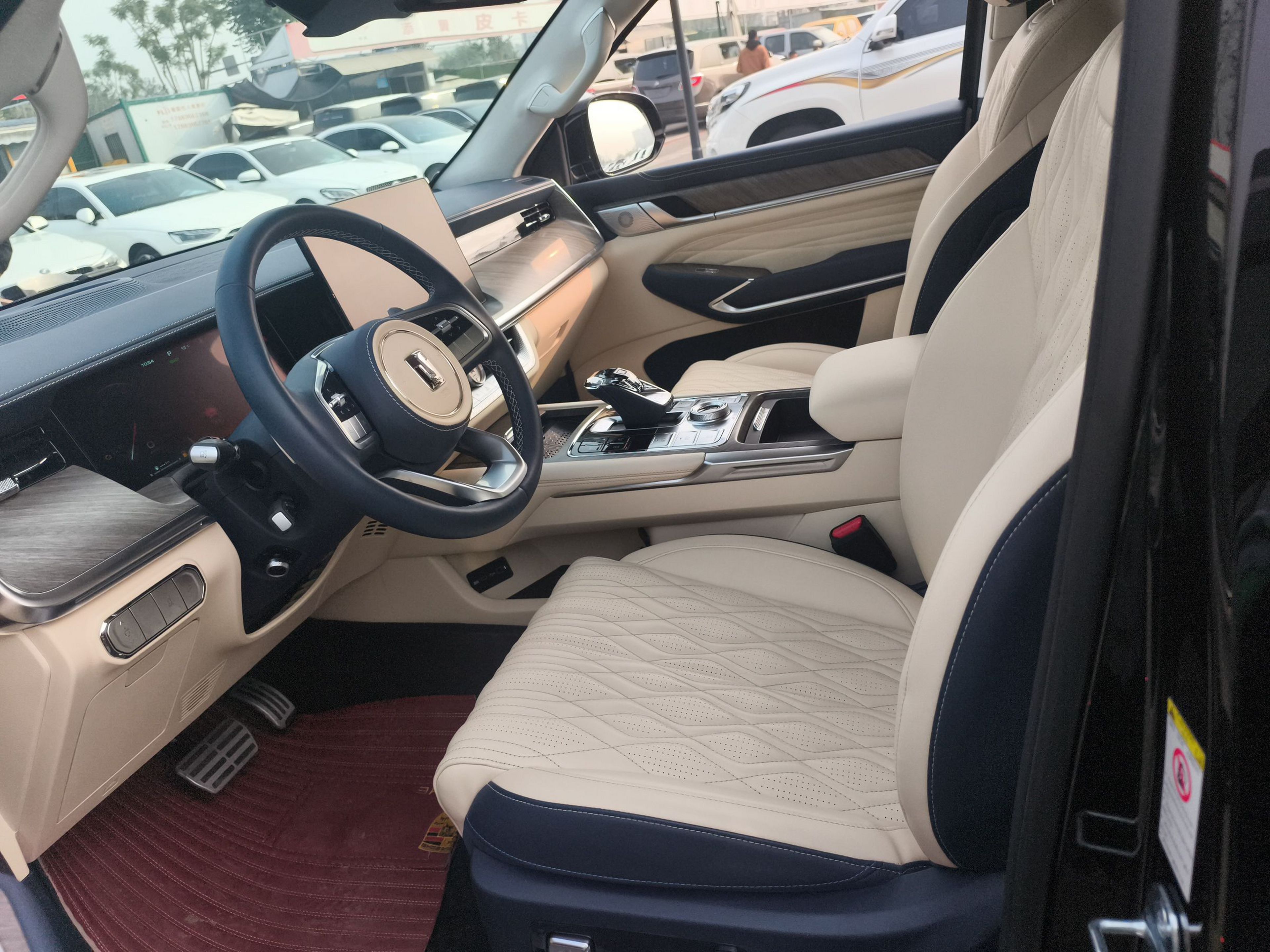 المقاعد الأمامية داخل السيارة