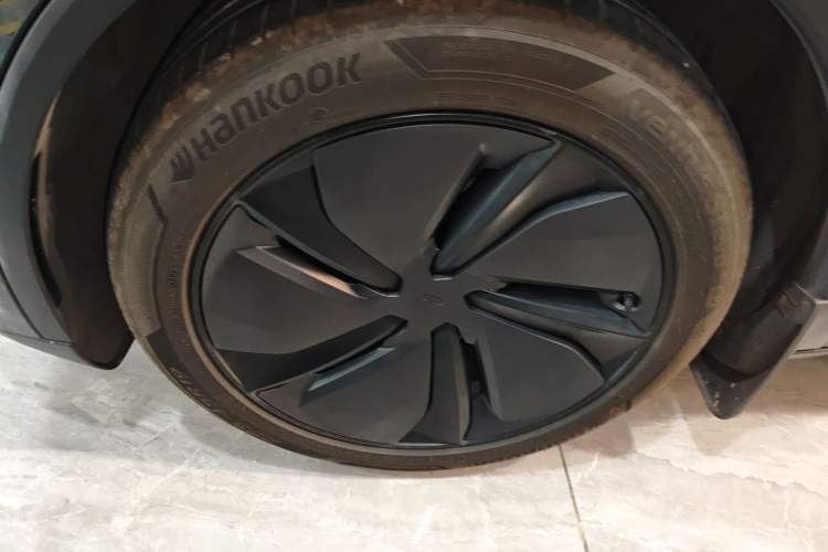 Used Tesla Model Y 2025 Long-Range All-Wheel-Drive Version
