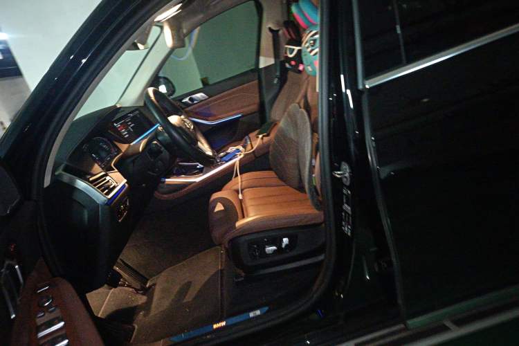 Used BMW X7 2022 xDrive40i Luxury Package with Leading Features
