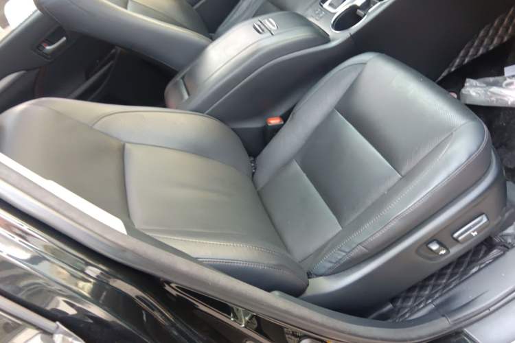 Used Toyota Highlander 2018 2.0T Two-Wheel-Drive Luxury Edition 7 Seats Emission Standard China V
