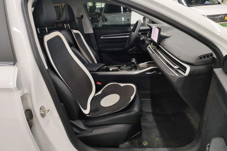 Used Geely Auto Emgrand 2023 4th Generation Champion Edition 1.5L CVT Prestige Model
