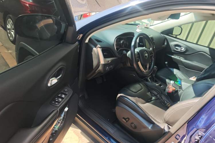 Used  Cherokee 2017 2.0L Superior Edition