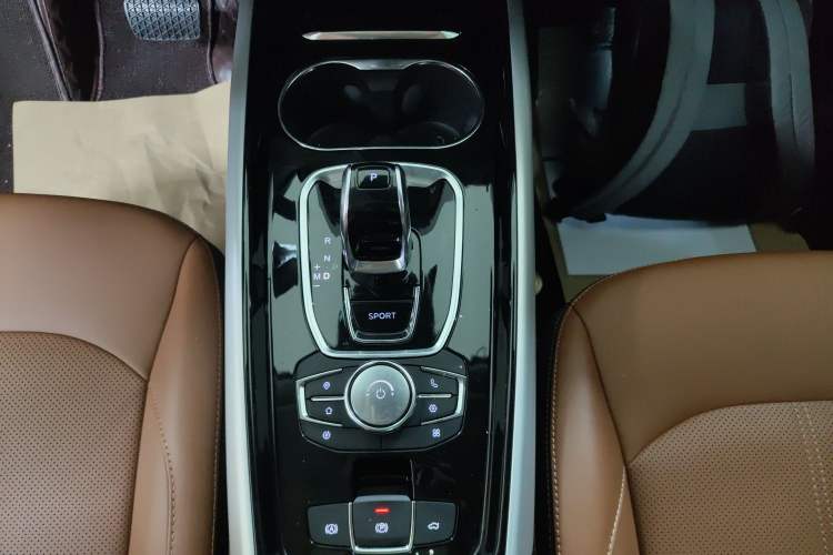 Used  Lingyun 2019 1.6T Two-Wheel Drive Diamond Edition
