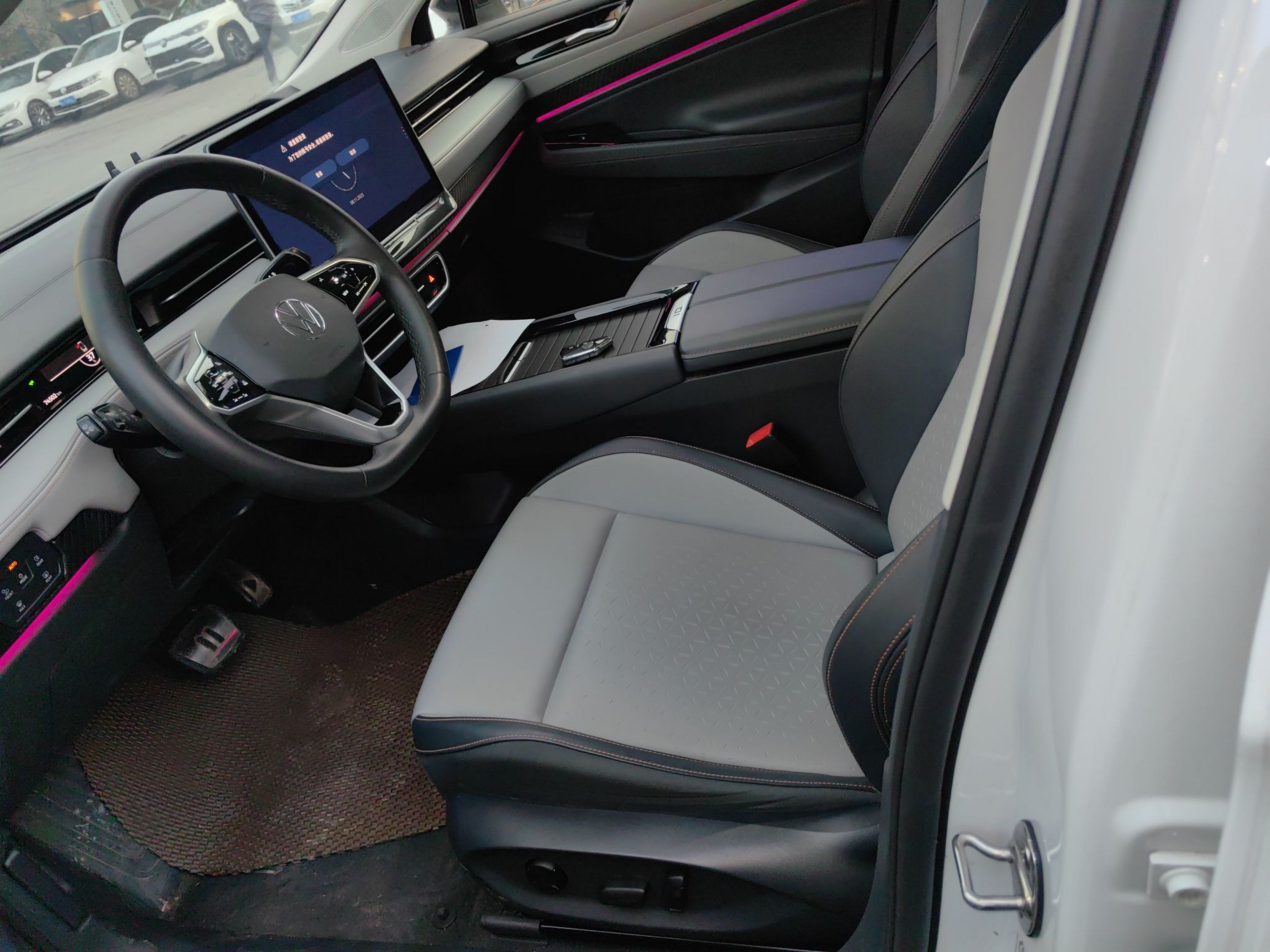 المقاعد الأمامية داخل السيارة