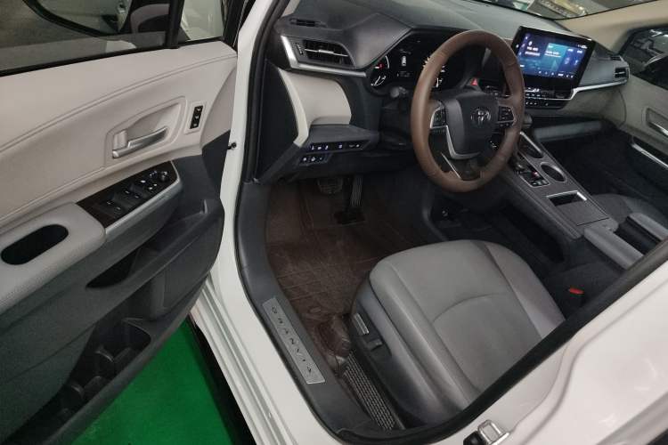 Used Toyota Granvia 2022 2.5L Hybrid Premium Edition