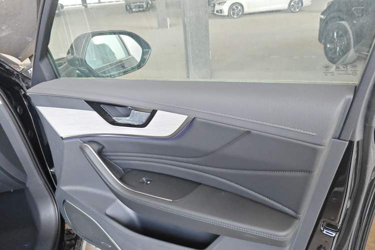 Used Hongqi HS5 2025 2.0T Two-Wheel Drive Flagship Pro Edition
