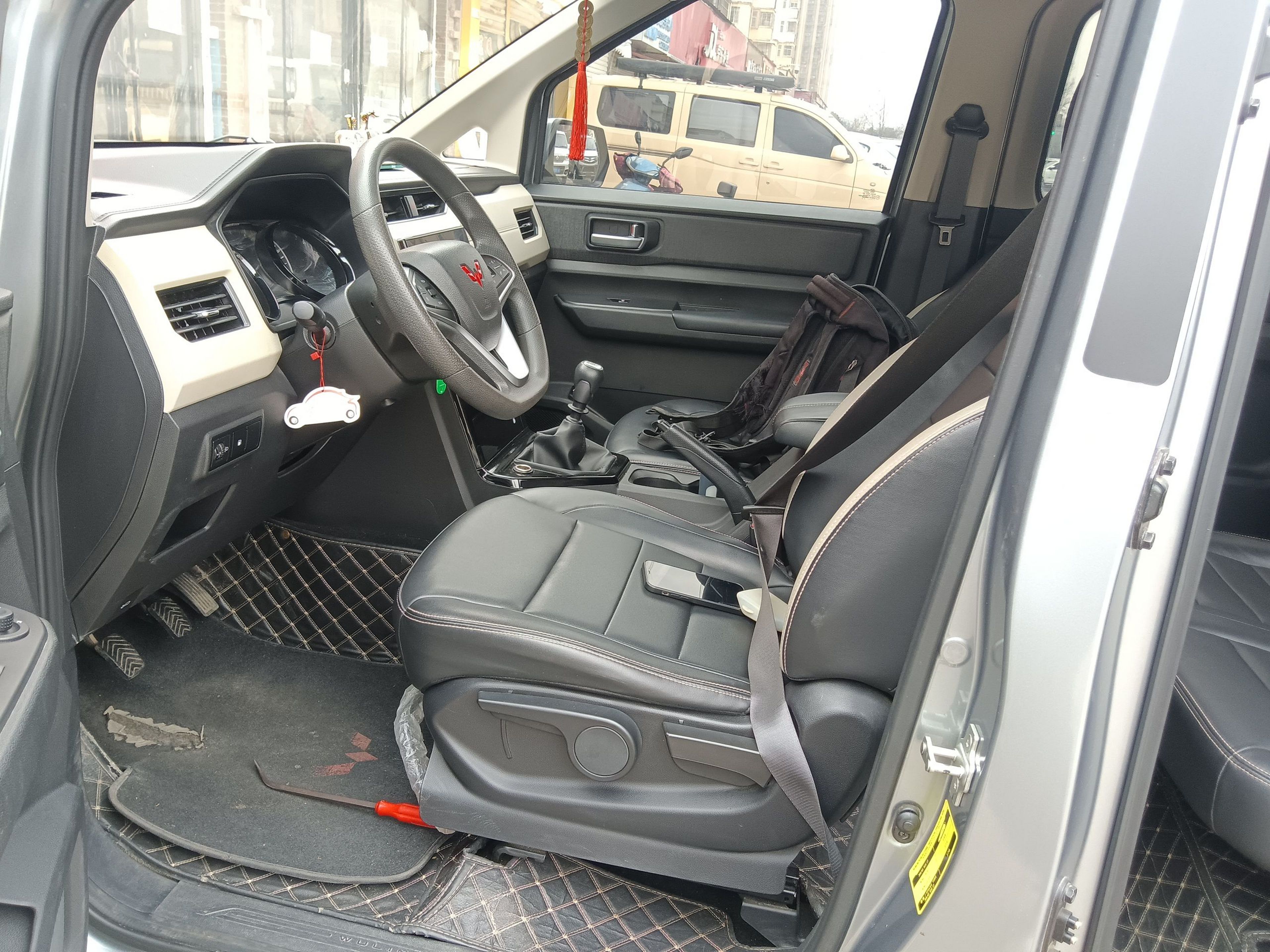 المقاعد الأمامية داخل السيارة