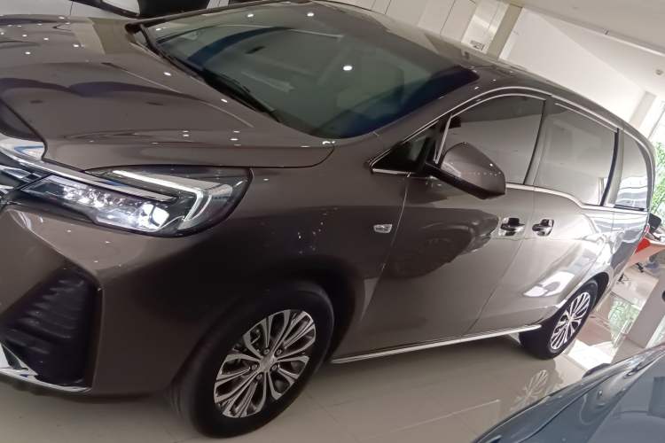 Used Buick GL8 2023 Facelifted Land Cruiser Executive Luxury Version
