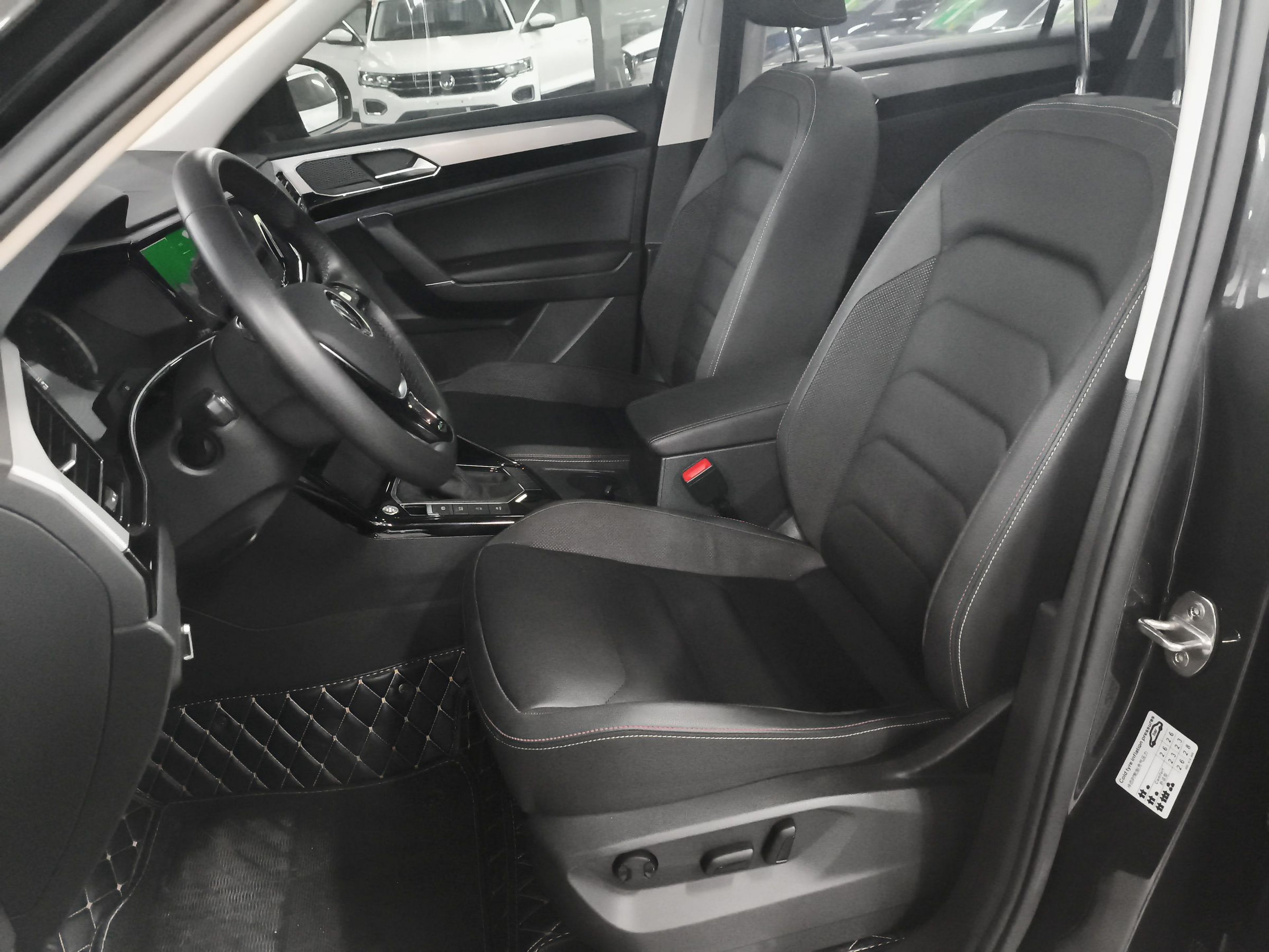 المقاعد الأمامية داخل السيارة