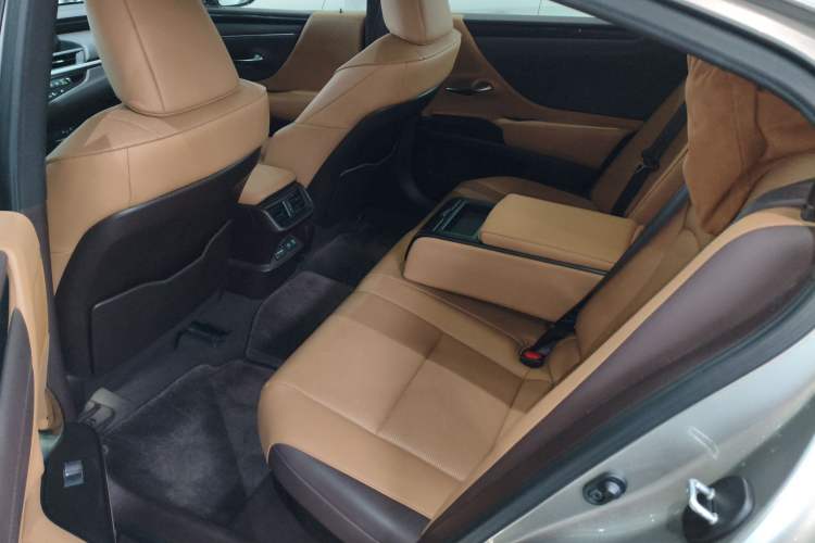 Used Lexus ES 2020 300h Deluxe Edition
