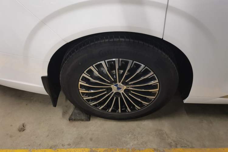 Used Denza D9 2024 DM-i 1050 Luxury Model
