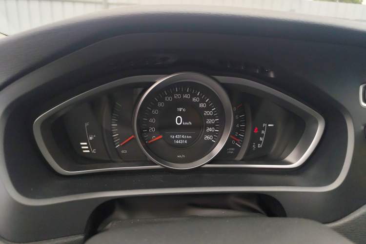 Used Volvo V40 2014 Cross Country 2.0T Zhiyi Edition
