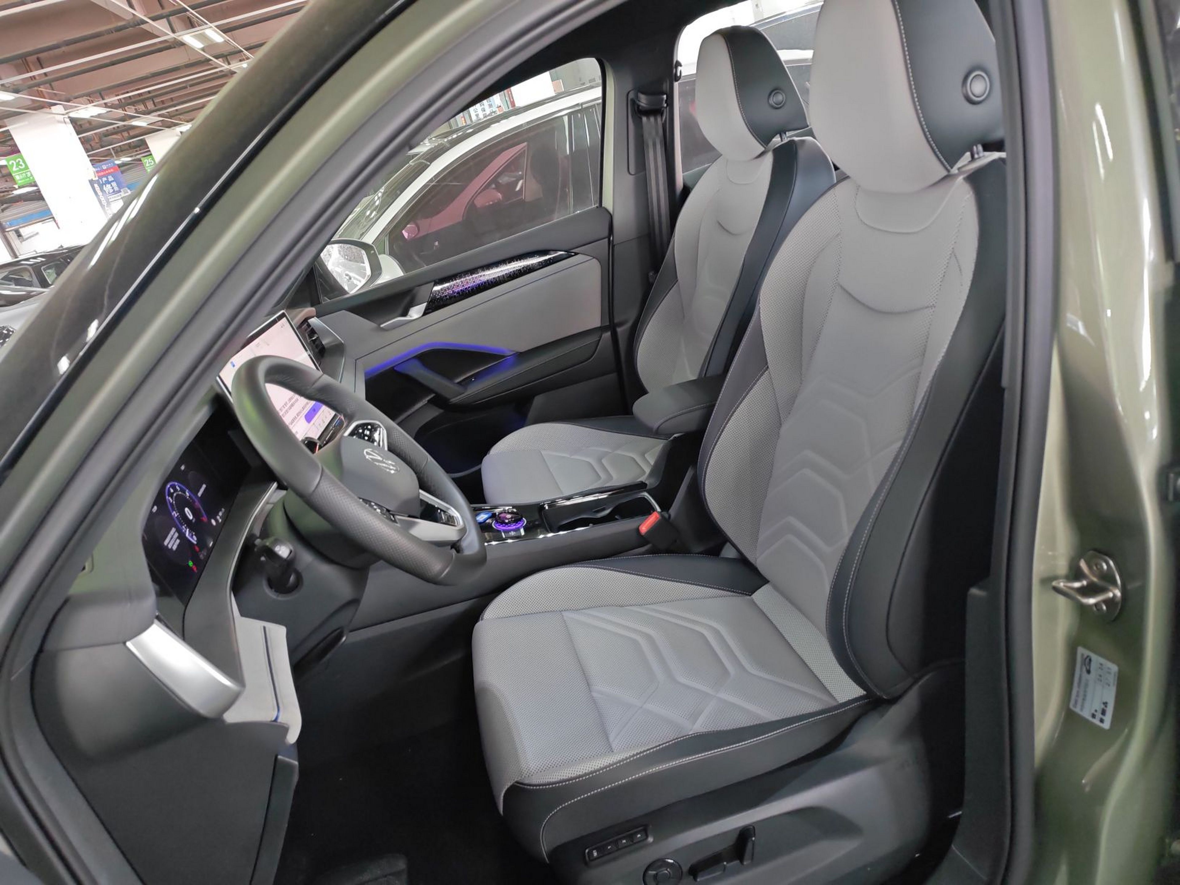 المقاعد الأمامية داخل السيارة