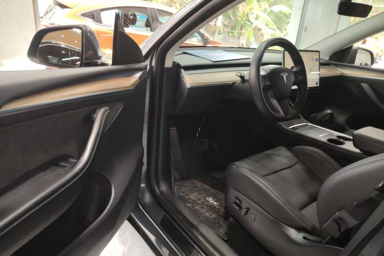 Used Tesla Model Y 2022 Long-Range All-Wheel-Drive Version
