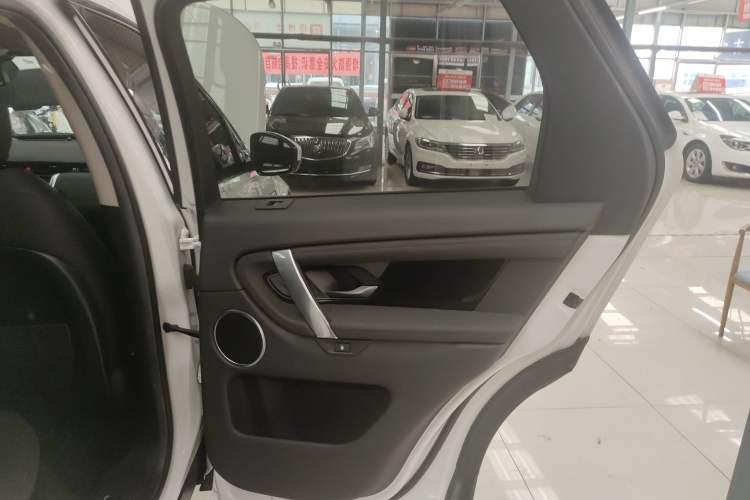 Used Land Rover Discovery Sport 2020 200 PS Family Edition
