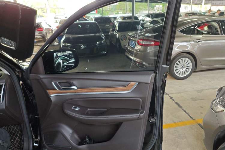 Used Roewe RX8 2019 30T Smart Connectivity Two-Wheel Drive Supreme Flagship Edition
