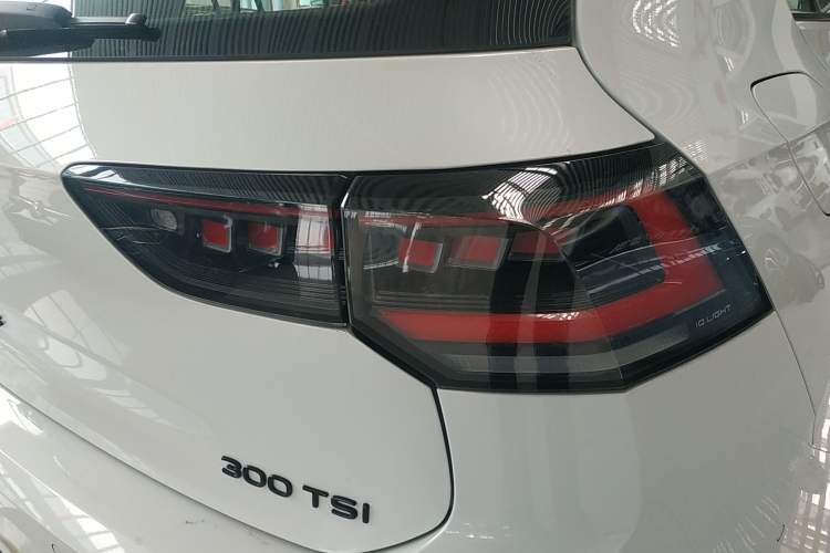 Used Volkswagen Golf 2025 300TSI R-Line
