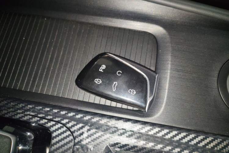 Used Dongfeng Aeolus Huge 2022 Mach Dual-Motor 1.5T MHD Dare-to-Dream Edition
