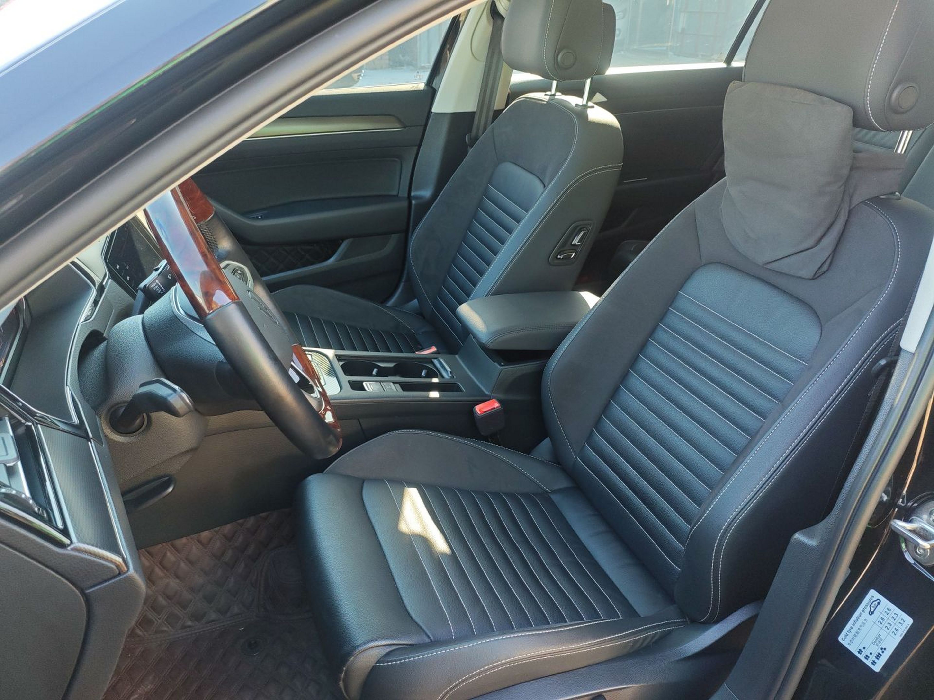 المقاعد الأمامية داخل السيارة