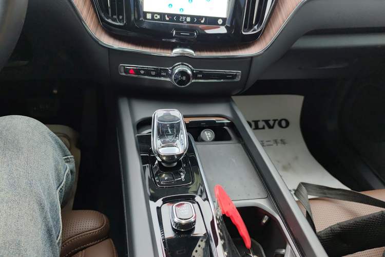 Used Volvo XC60 New Energy 2025 Plug-in Hybrid Long-Range All-Wheel Drive Smart Luxury Edition