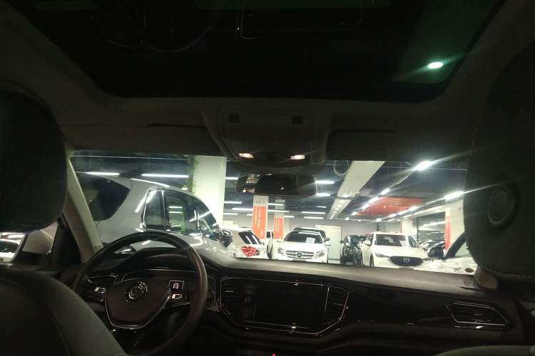 Used Volkswagen T-ROC 2019 280TSI DSG Two-Wheel Drive Comfort Version China VI Standard
