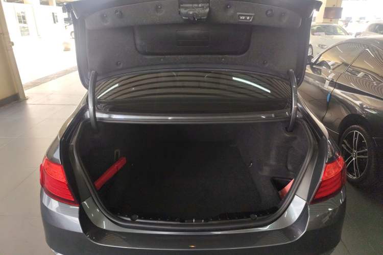 Used BMW 5 Series 2015 535Li Leading Model
