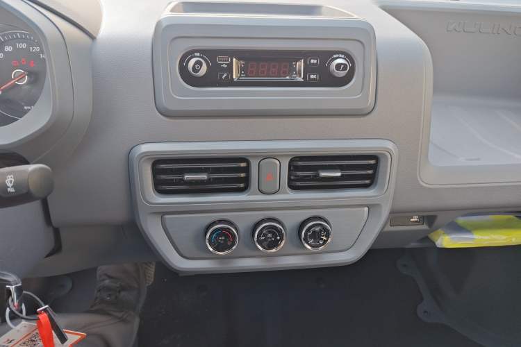 Used Wuling Yangguang 2024 300KM Comfort Version Passenger Van 75kW