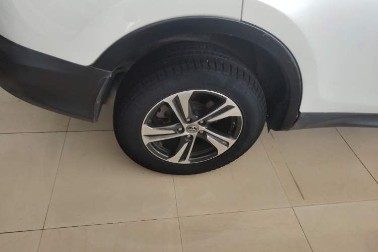 Used Toyota RAV4 2015 2.0L CVT Two-Wheel Drive Fashion Edition