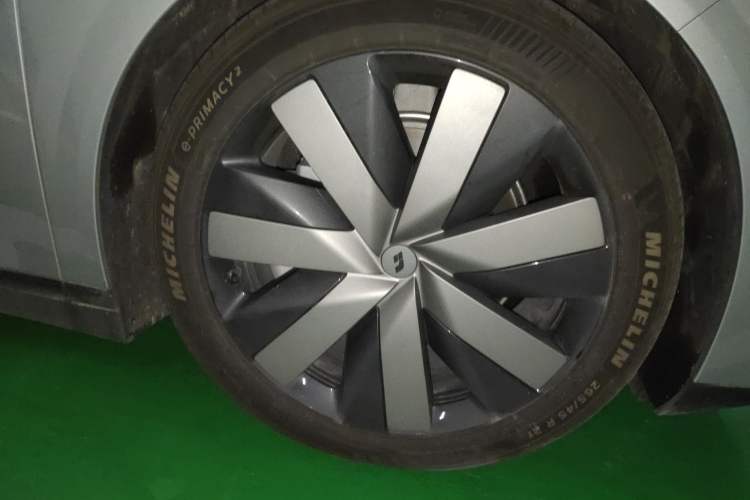 Used Li Auto Li Auto i6 2025 Model Four-Wheel-Drive Standard Type
