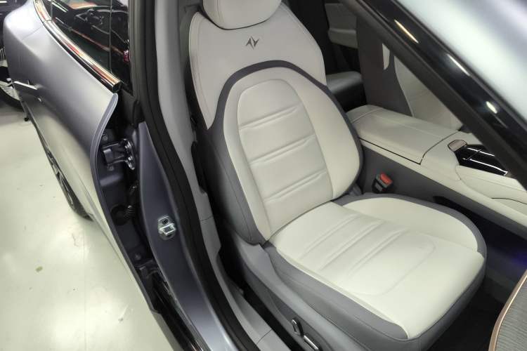 Used  eπ007 2024 540 All-Wheel Drive Pro Edition
