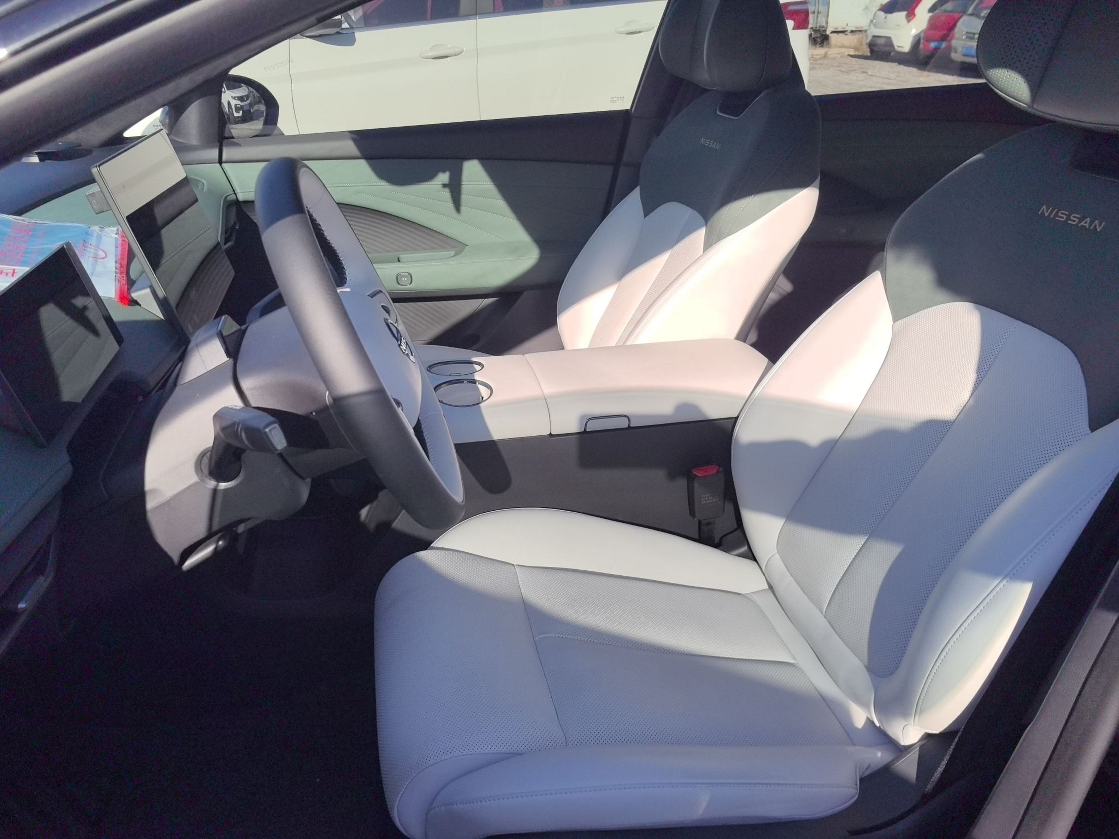 المقاعد الأمامية داخل السيارة