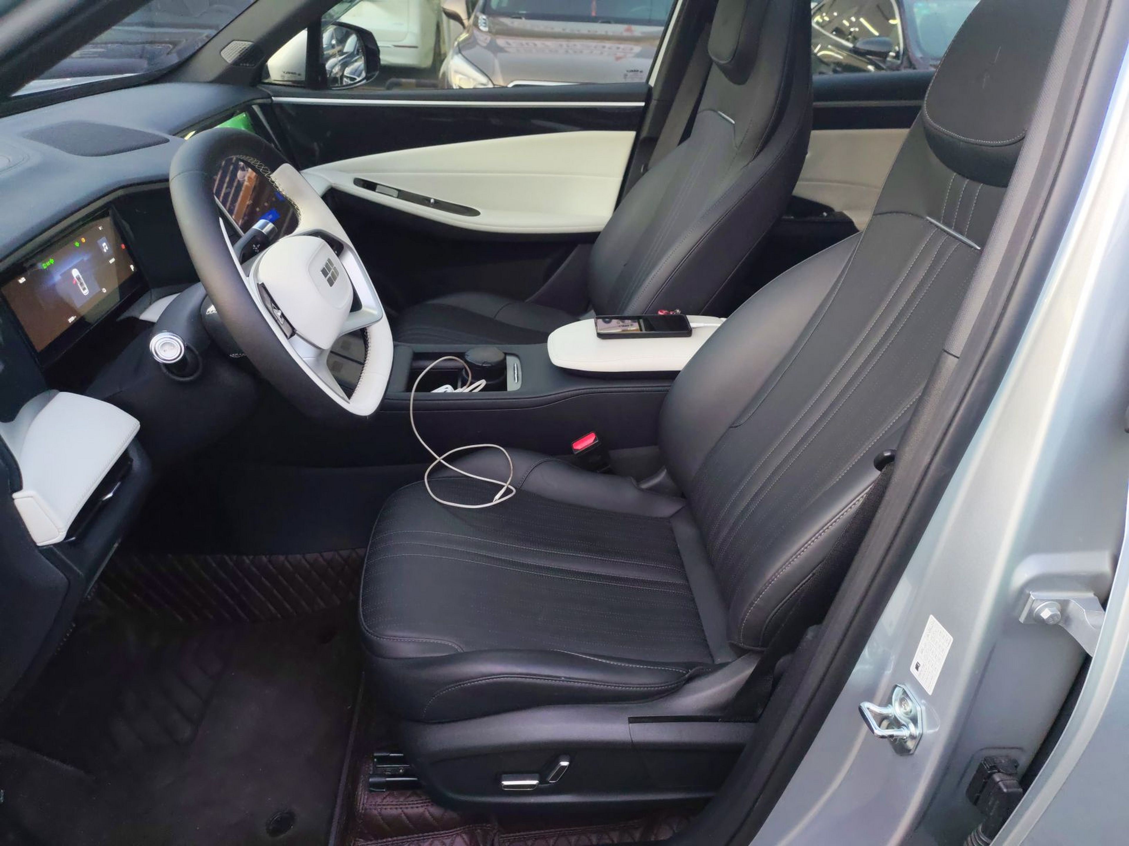 المقاعد الأمامية داخل السيارة