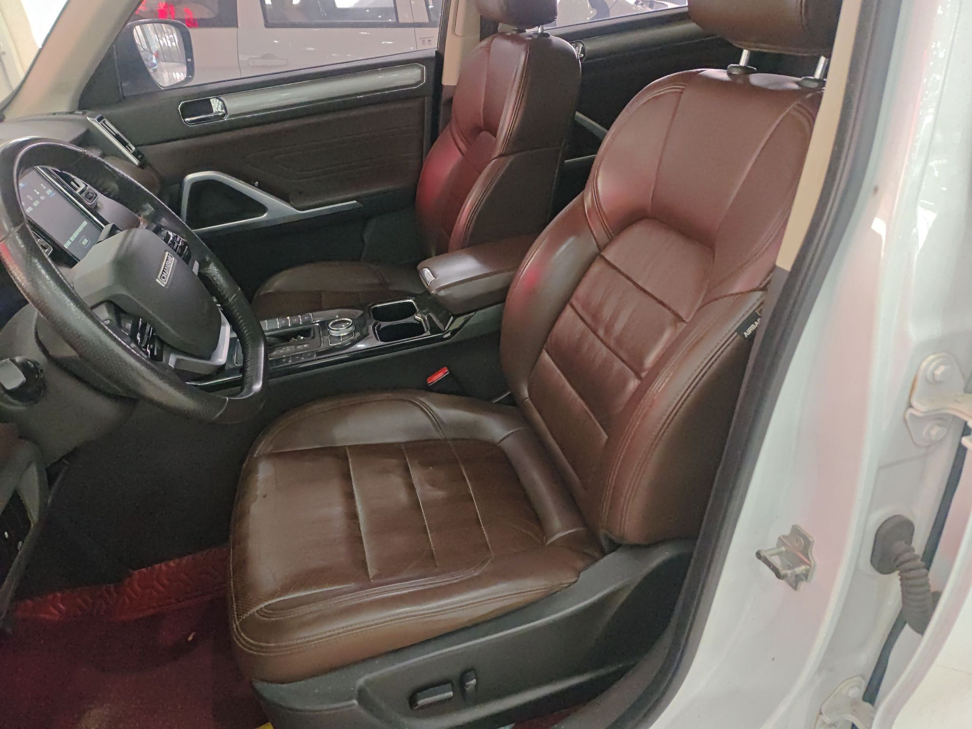 Переднее сиденье в автомобиле