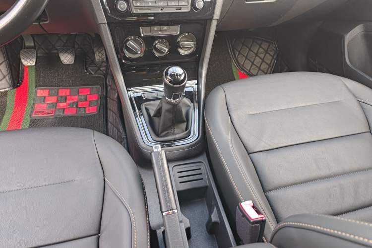 Used Volkswagen Bora 2016 1.6L manual Comfort trim level
