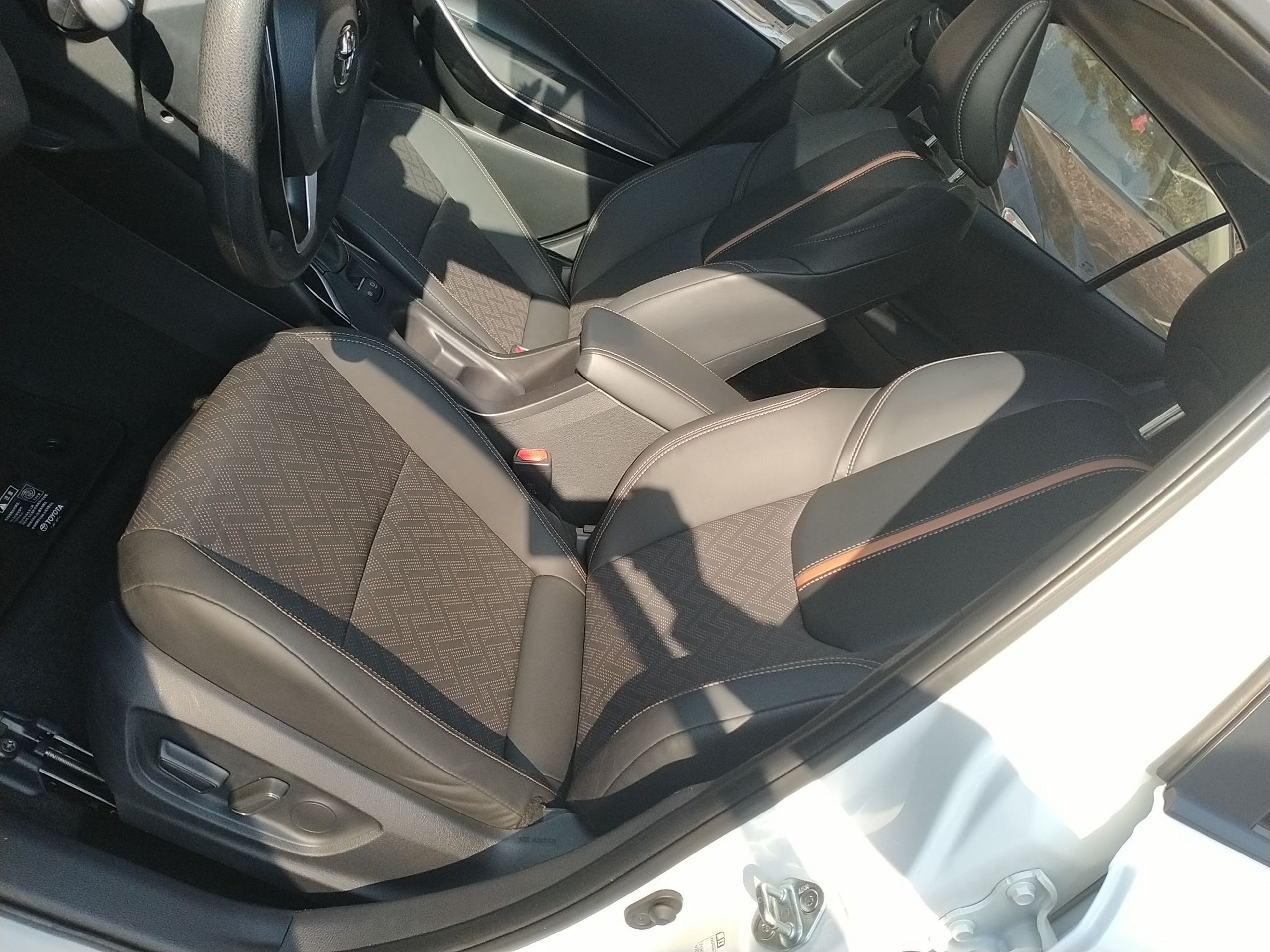 المقاعد الأمامية داخل السيارة