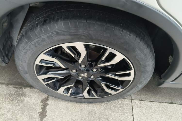 Used Mitsubishi Outlander 2019 2.4L 4x4 Zhi Xiang Edition 5 Seats China V Emission Standard