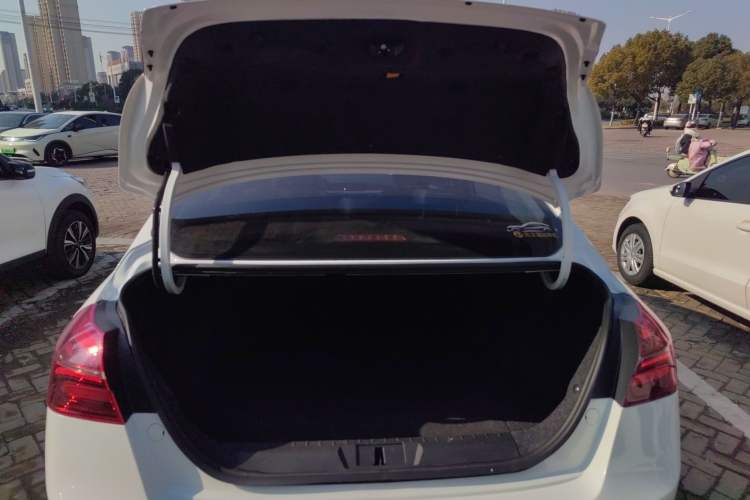 Used Geely Auto Emgrand 2019 Leading Edition 1.5L Manual Luxury Model China VI Standard
